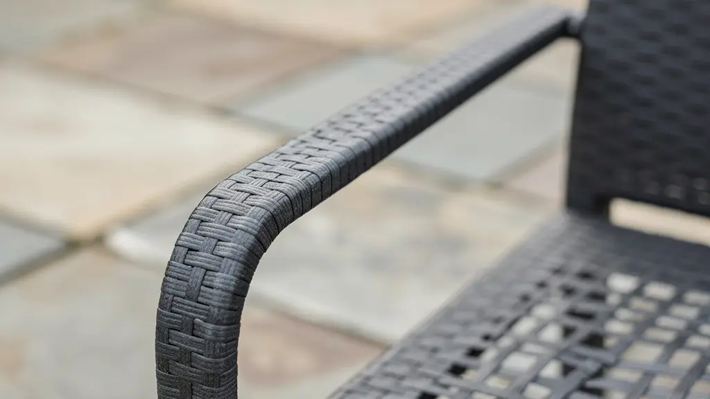 Détail structure aluminium thermolaqué salon de jardin haut de gamme, texture visible